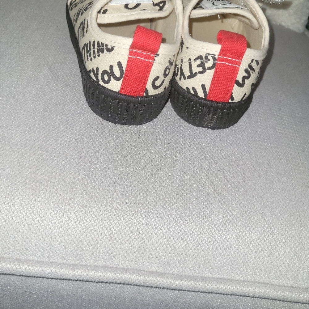 HAPPY NOCNOC SIZE 2 (26) Kids Canvas Shoes with Black and Cream Design Used. - Picture 4 of 6